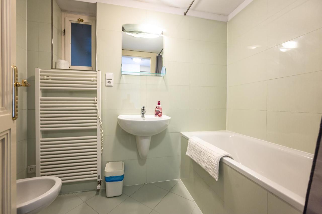 Jiriho Z Podebrad Apartments Prague Luaran gambar